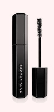 Et ça, on le doit à sa brosse volume incurvée, oui. 
A son mix de cires onctueuses et de gels, oui, oui aussi. Mais surtout à son inspiration de génie : ici, c’est le souvenir de sa mère appliquant cil à cil – pour doper leur volume- les fibres d’un ruban en velours noir. 
Moins contraignant et bien plus densifiant. VELVET NOIR Mascara Volume Spectaculaire, Marc Jacobs Beauty
27,50 €  les 9 g.