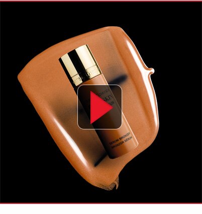 BaremineralsBareskin Sheer Sun Serum Bronzer Bronzer Sérum bare Skin* Un teint doré, ça vous tente ? Si c’est oui, voici une formule à base de minéraux, mi-sérum, mi-soin autobronzant, qui lisse le teint, floute les petits défauts de peau et fait bien hâler son grain. En voilà une qui en a sous le tube. BaremineralsBareskin Serum Bronzer Bronzer Sérum bare Skin 32 € 