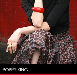 Une marque imaginée par Poppy King, talentueuse australienne fascinée – depuis sa plus tendre enfance – de rouges à lèvres.    Résultat de cette fructueuse quête, aux couleurs et textures parfaites : toute une gamme de rouges à lèvres, gloss et crayons à lèvres, dispo en exclusivité chez Sephora. Reste à savoir avec qui nos lèvres vont aller s’acoquiner : Bête Noire et sa sensualité obscure, Ice Queen et sa brillance intense, Frog Prince et son étonnant raisin vert, The Metals aux accents métalliques, ou Velvet Rope et son fini velouté ? Difficile de se décider ; et ce ne sont pas les quelques 50 références qui vont nous y aider… 